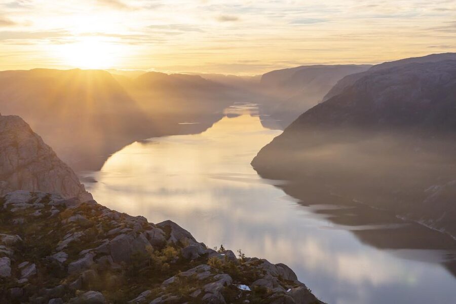Stavanger: Preikestolen Sunrise Hike with Breakfast Buffet - The early Stavanger pickup and drive to the trail