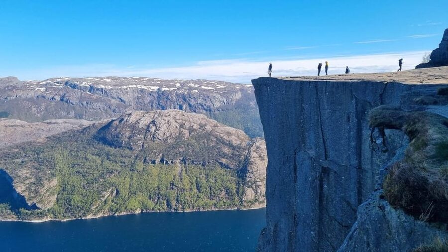 Stavanger: Preikestolen Tour with Guide and Pickup - Leaving Stavanger for the countryside