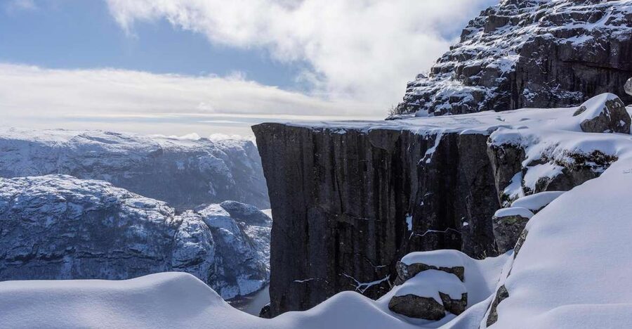 Stavanger: Preikestolen Winter Hike + Hot Lunch - Reaching the 604-Meter Cliff Above Lysefjorden