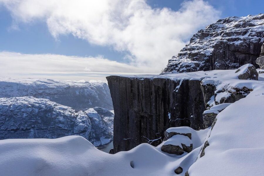 Stavanger: Preikestolen Winter Hike + Hot Lunch - Warming Up at Historical Villa Rosehagen
