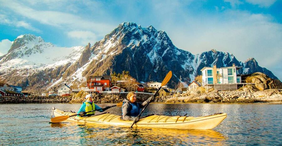 Svolvaer: 2-Hour Winter Kayaking Adventure - Paddling out on the winter water