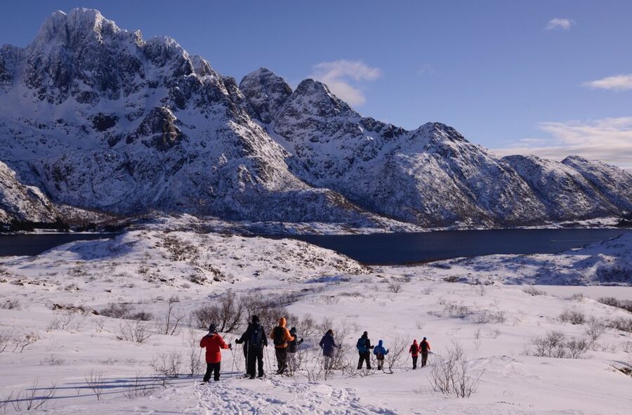 Svolvær: Snowshoe Nature Explorer - Hot drinks with a mountain view