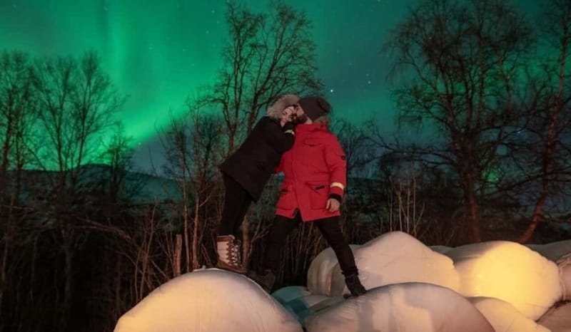 Tromsø: Aurora Safari Chase by big bus with Camp meal - Photographing the aurora with help from the guides