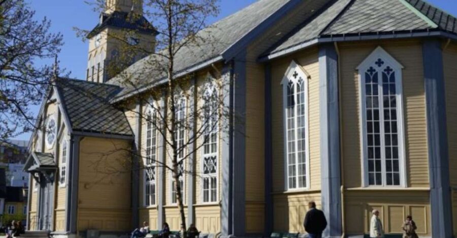 Tromso: City Highlights Guided Walking Tour - The first 20 to 30 minutes along Tromsø’s pier