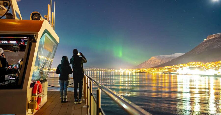 Tromsø: Electric Northern Lights Cruise - Stepping outside for the main event