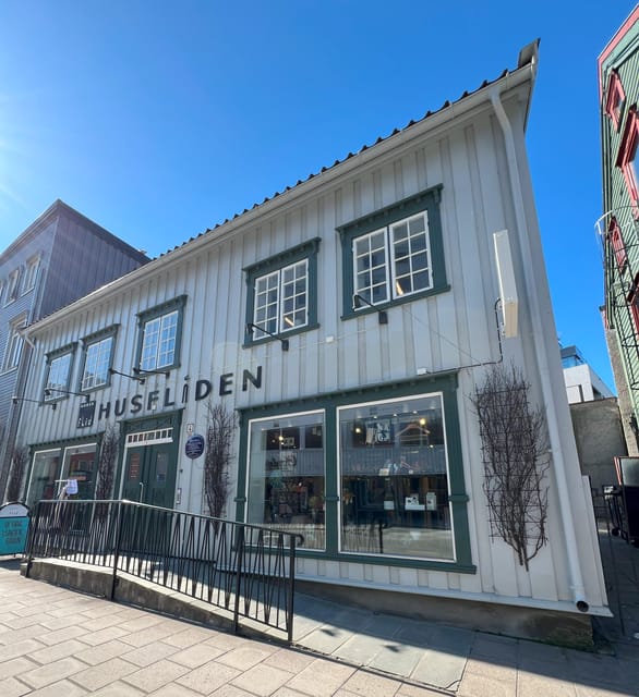 TROMSØ: Explore The City And a Guided Tour Of PolarMuseum! - Starting beside Roald Amundsen’s statue