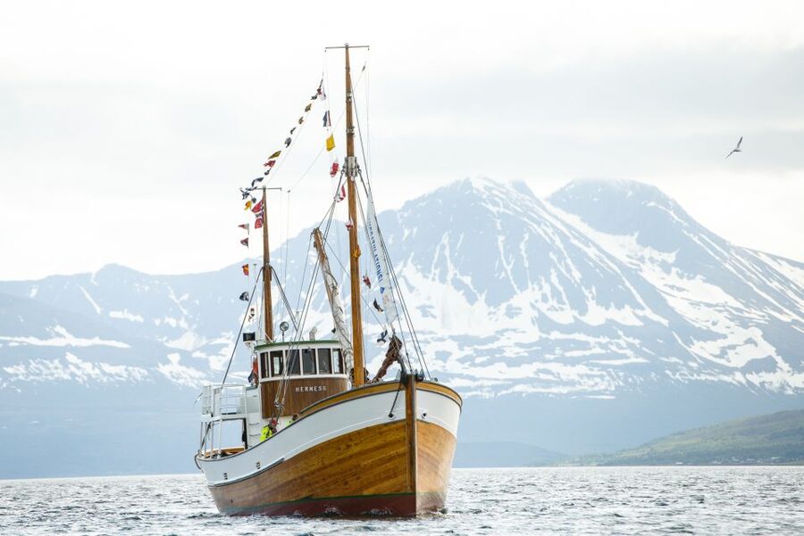 Tromsø: Fjord History Cruise with Snack and Drinks - Staying warm on an Arctic boat