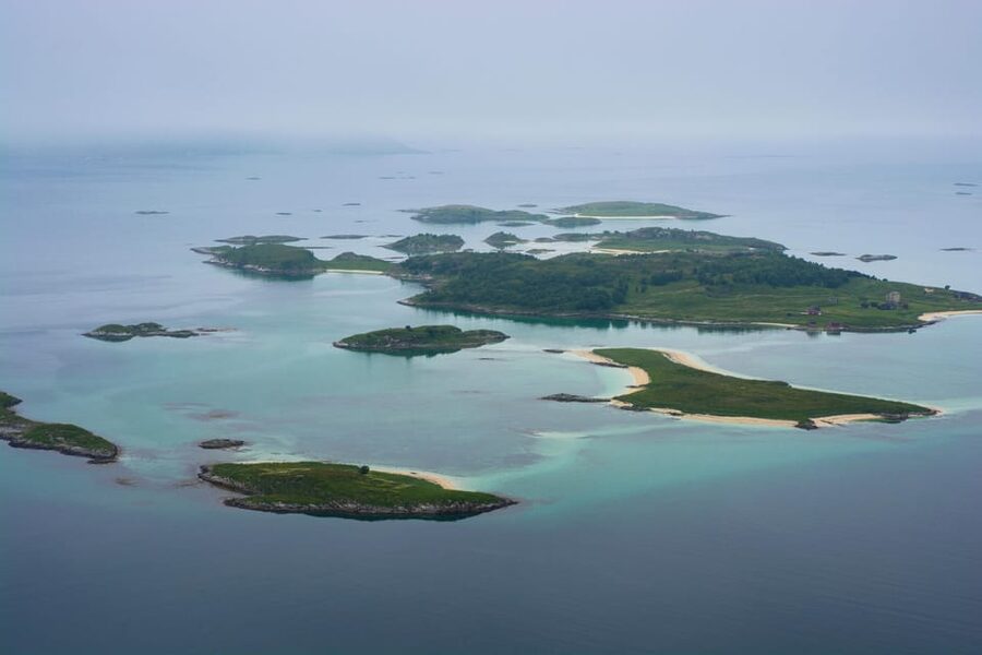 Tromsø: Fjords and Sommarøy Islands Tour with Salmon Picnic - The beach picnic: good food, modest portions