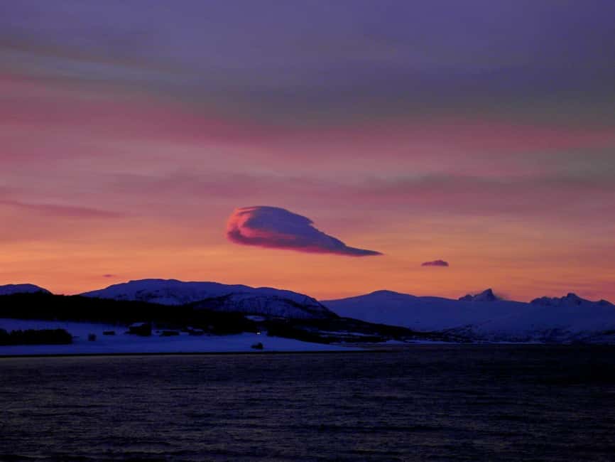 Tromsø: Midnight Sightseeing Cruise All-inclusive - Sandvika and Tønsvik: quiet coastal views