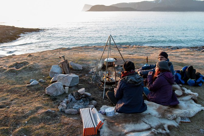Tromsø: Midnight Sun with Campfire with Wandering Owl - Guides who shape the evening