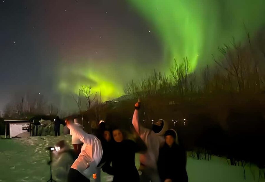 Tromsø: Northern Lights Adventure by Bus or Minibus - Guides, languages, and group feel