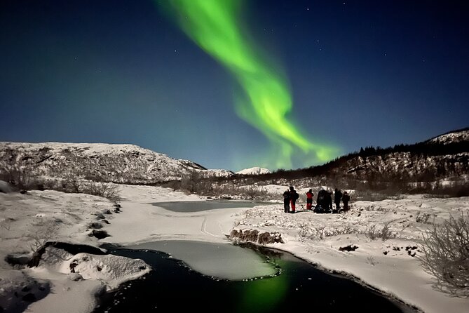 Tromsø: Northern Lights by Minibus - Free Photos and Warm Dinner - The guides and drivers shape the night