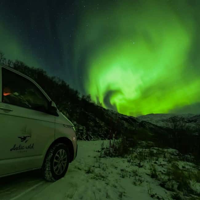 Tromsø: Northern Lights Chase by a comfortable bus - Starting at Kaigata 4 near the Magic Ice Bar