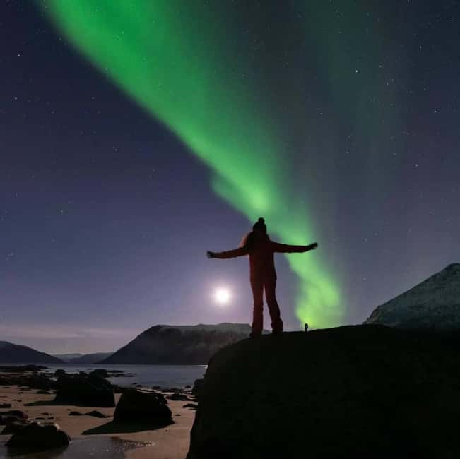 Tromsø: Northern Lights Chase by a comfortable bus - What the guide photographer adds