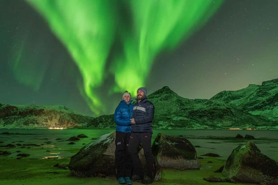 Tromsø: Northern Lights Chase by a comfortable bus - The viewing stop and three hours beneath the sky