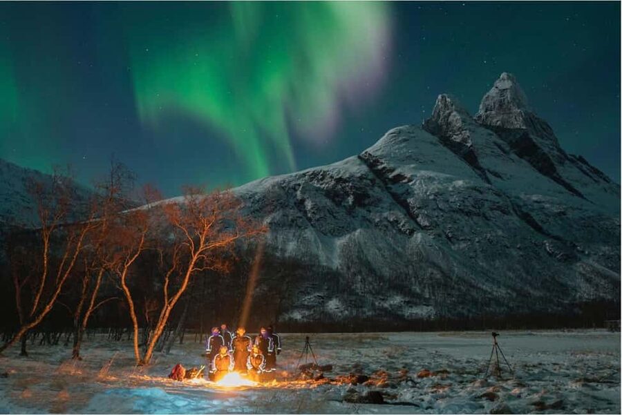 Tromsø: Northern Lights Chase + Free Professional Photos - Campfire food, hot chocolate, and Arctic patience