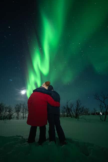 Tromsø: Northern Lights Focus Tour, German/English, minibus, meal - The human side of the evening