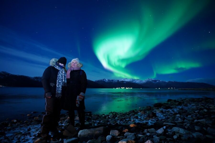 Tromsø: Northern Lights Tour with Free Professional Portrait - Thermal suits, boots, and staying warm