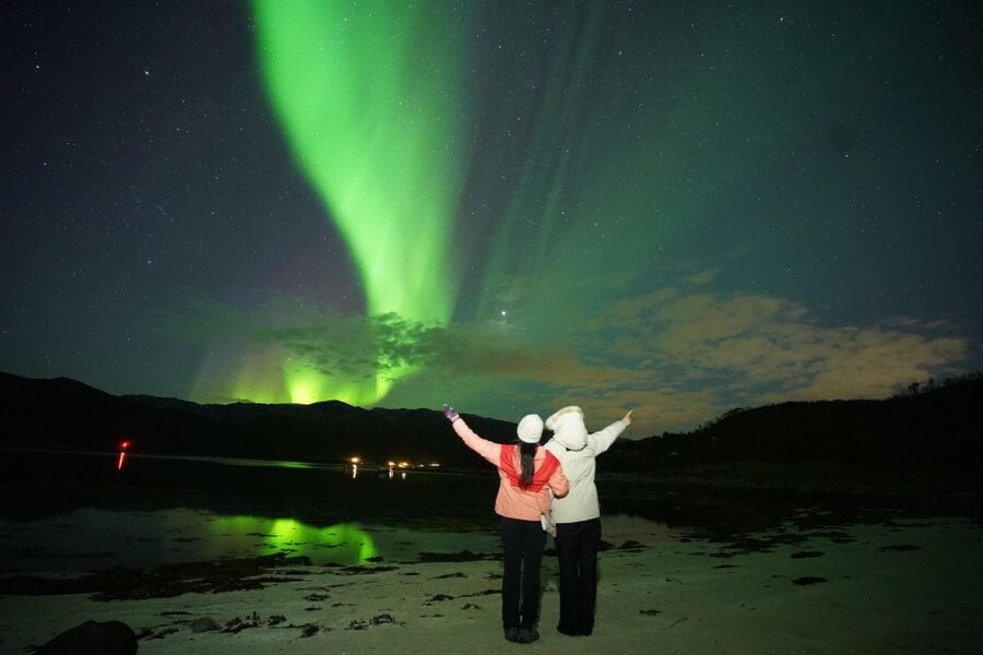 Tromsø: Northern Lights Tour with Free Professional Portrait - Taking better Northern Lights photos