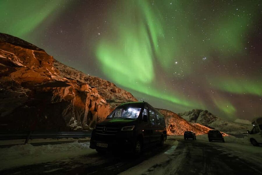 Tromsø: Northern Lights tour with local experts - Why the small group makes a difference