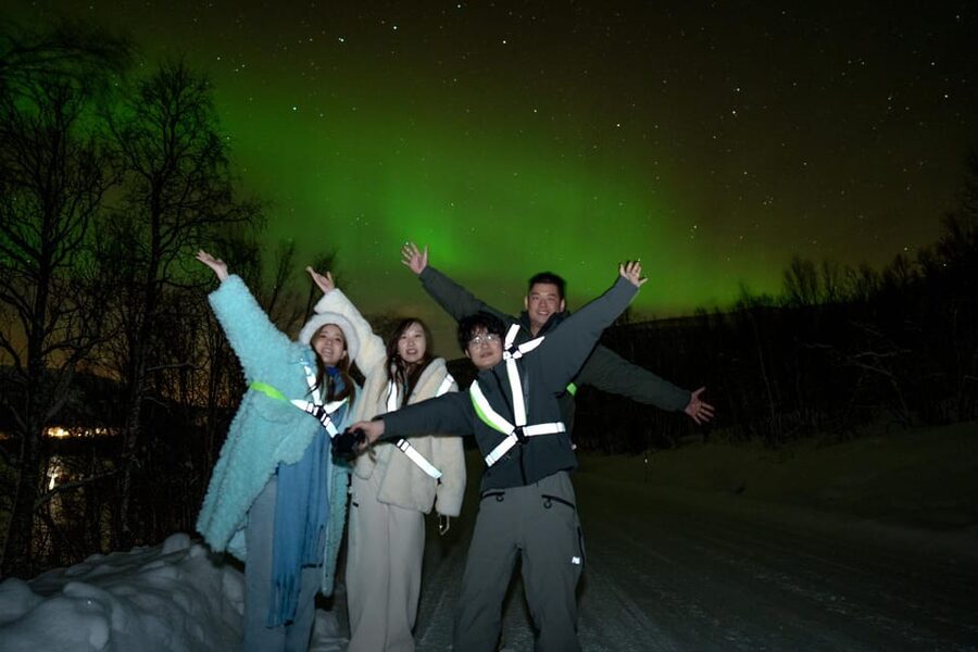 Tromsø: Northern Lights Tour with Local Guide and Photos - What happens at the first Arctic stop