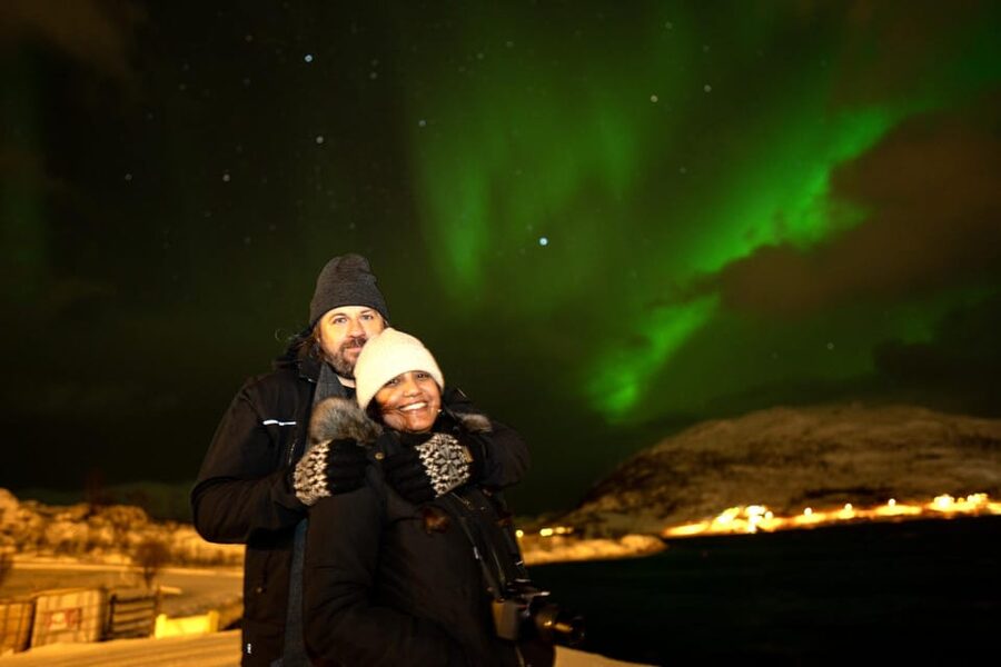 Tromsø: Northern Lights Tour with Local Guide and Photos - The photo session under green, pink, and red light
