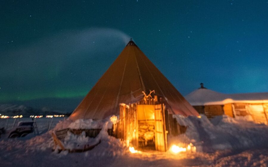 Tromsø: Reindeer Camp Dinner with Chance of Northern Lights - Looking up for the Northern Lights