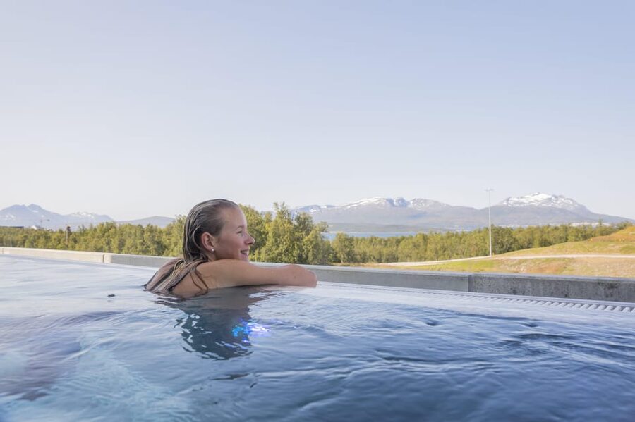 Tromsø: Spa/Pool with Bath, Sauna and Outdoor Heated Pool - Getting up the hill to Tromsøbadet