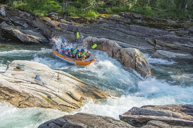 Whitewater Rafting Grade 3 to 4 - What Grade 3 to 4 feels like on the Raundal River