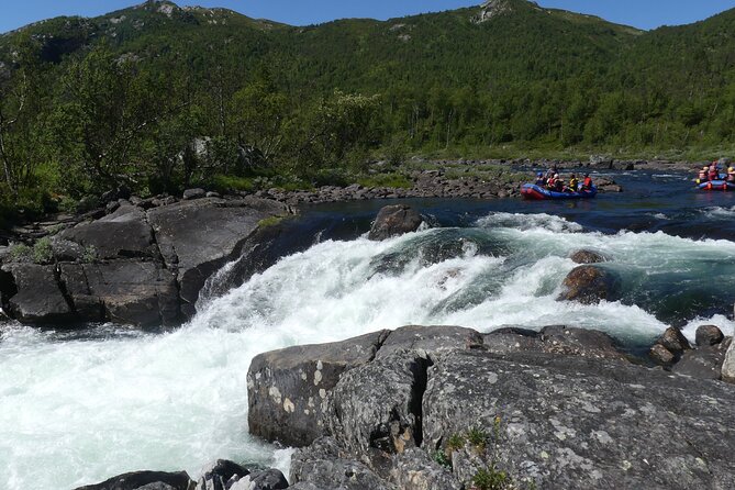 Wild Viking Rafting on Numedalslågen River - level 3 - The likely flow from center to river